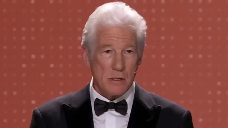 Richard Gere critica Trump ao receber prêmio na Espanha: ‘bandido’