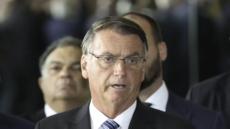 Especialistas definem denúncia da PGR contra Bolsonaro como tardia, mas consistente 