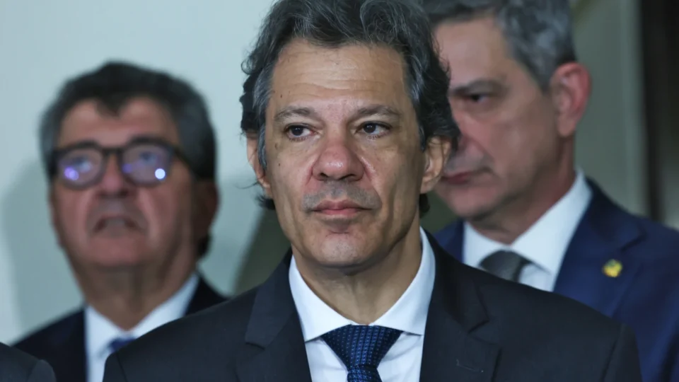 Haddad diz que Brasil não é alvo de tarifaço, mas Trump cita o país em decisão