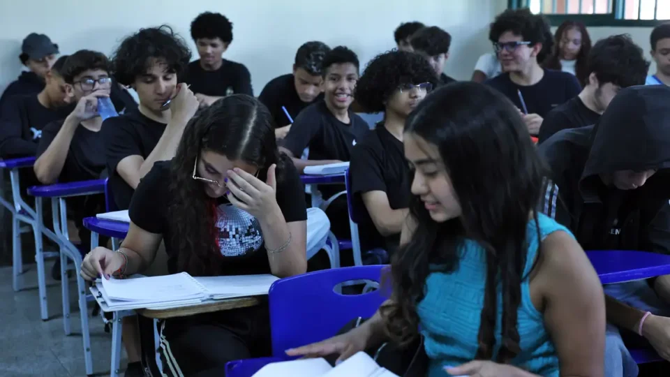 Pé-de-Meia: pagamentos começam hoje para quem se formou no Ensino Médio em 2024