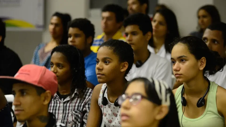 Apenas 33% dos jovens se declaram de esquerda ou direita, aponta pesquisa