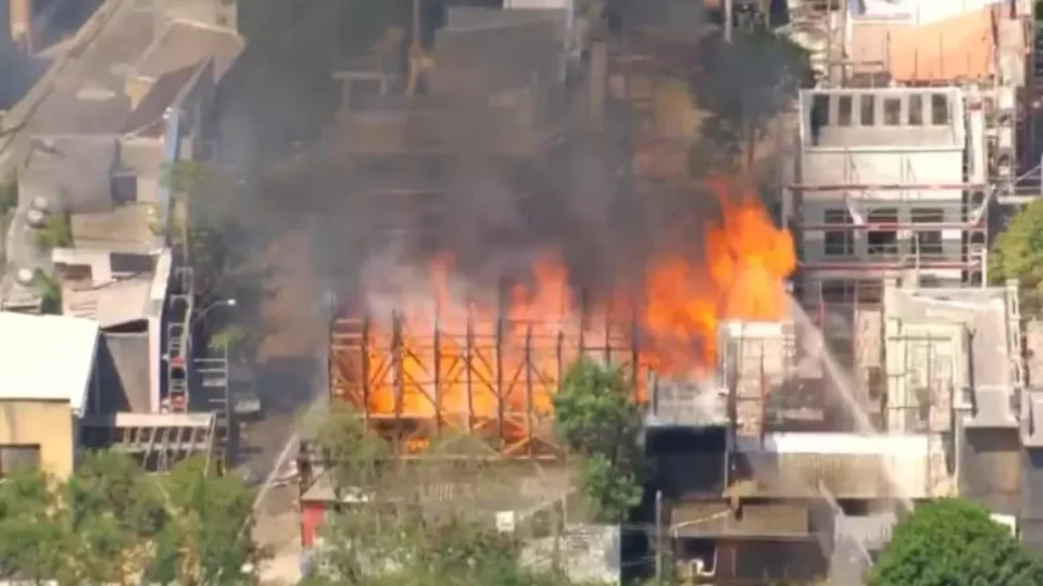 Incêndio atinge cidade cenográfica de nova novela das 19h, nos Estúdios Globo, no RJ