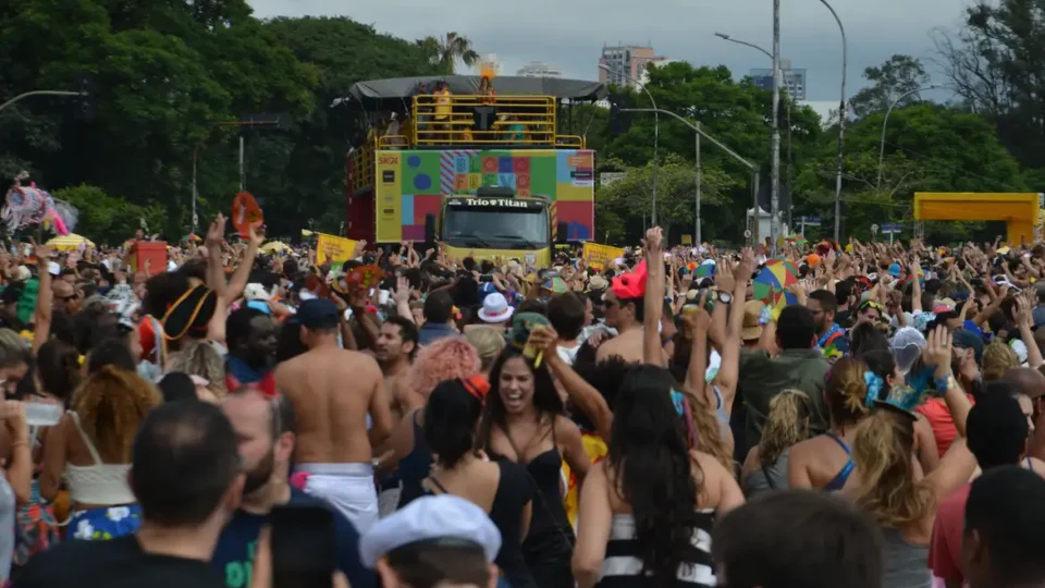Vai curtir os blocos de rua no Carnaval? Saiba como se manter saudável