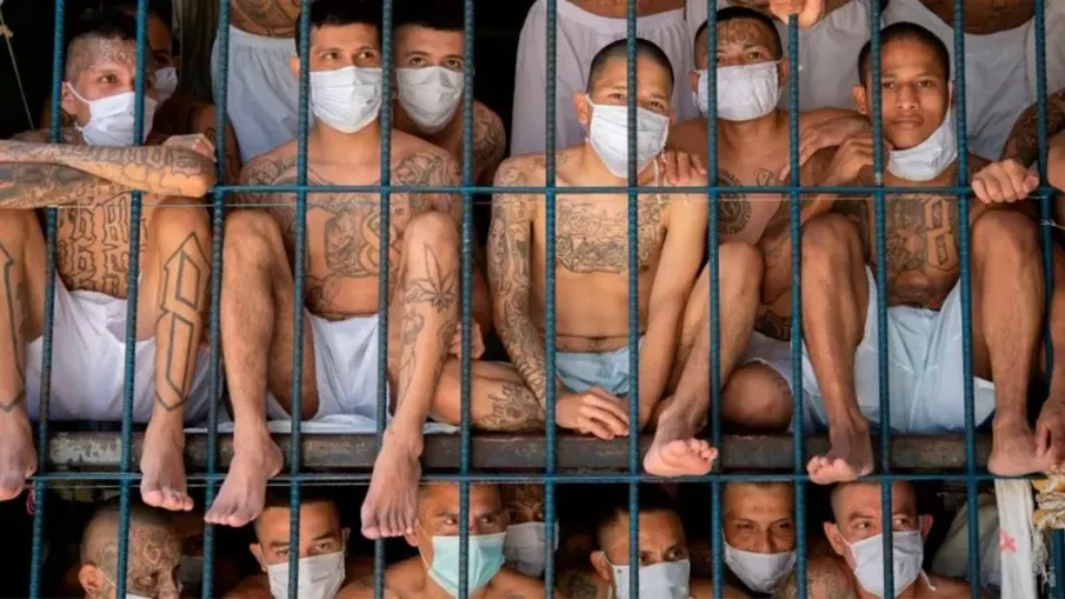 El Salvador oferece aos EUA receber presos americanos em megapresídios