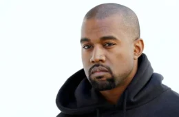 Kanye West é retirado de agência e processado por ex-funcionária por ode ao nazismo