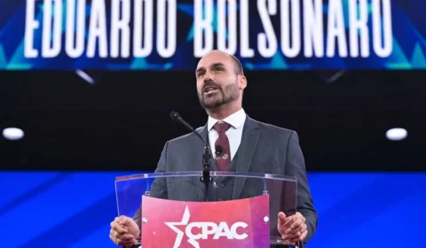 Eduardo Bolsonaro ataca Moraes nos EUA, admite prisão do pai e pede orações