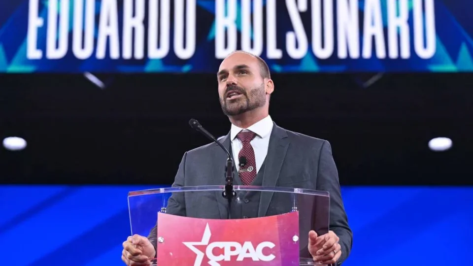 Eduardo Bolsonaro ataca Moraes nos EUA, admite prisão do pai e pede orações