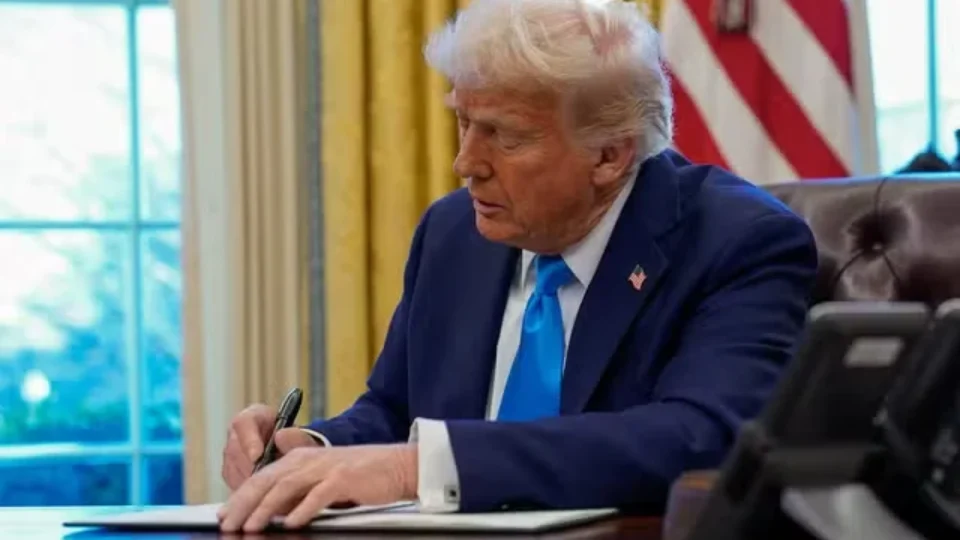 Trump muda regras sobre chuveiros nos EUA: ‘Gosto de lavar meu lindo cabelo’