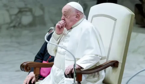 Papa Francisco é hospitalizado para fazer exames e tratar bronquite