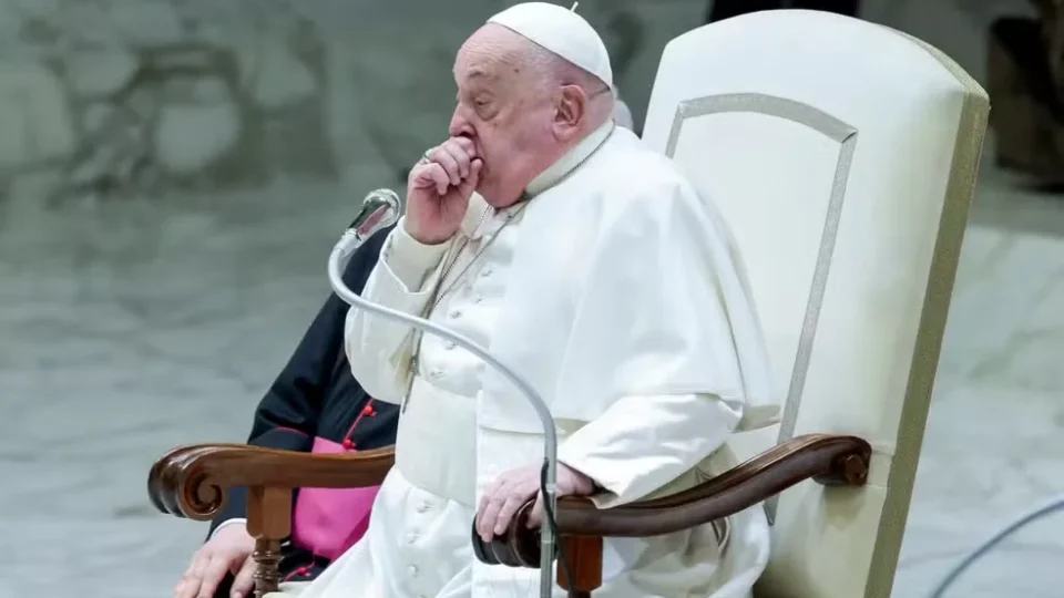Papa Francisco é hospitalizado para fazer exames e tratar bronquite