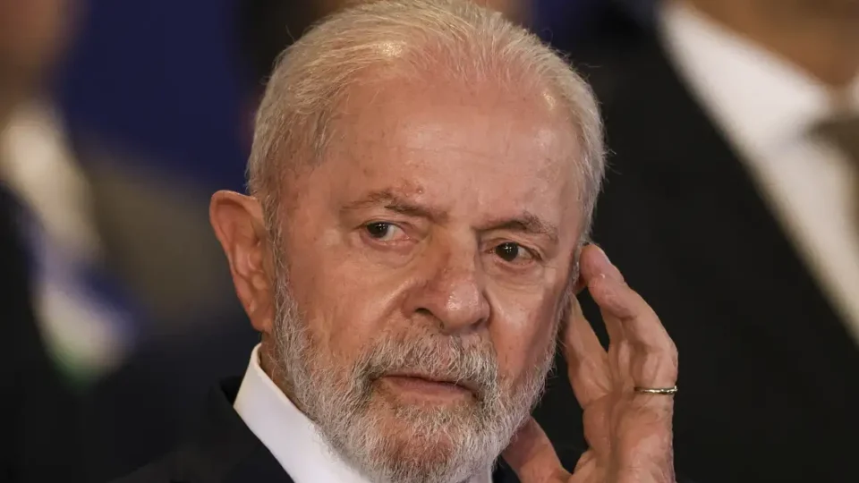 Aprovação de Lula desaba para 24% e é a pior de todos os seus mandatos