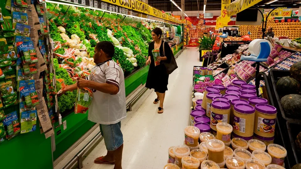 Inflação desacelera e fica em 0,43% em abril, pressionada por alimentação e saúde