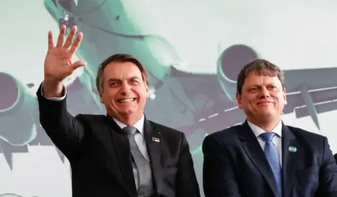 Tarcísio interrompe entrevista e evita pergunta sobre Bolsonaro após evento
