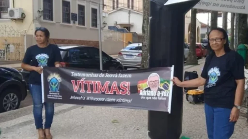Após protestos contra líder, ex-testemunhas de Jeová querem ir à Justiça contra igreja