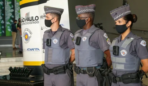 Demora para PM-SP entregar imagens de câmeras corporais causa racha com Polícia Civil