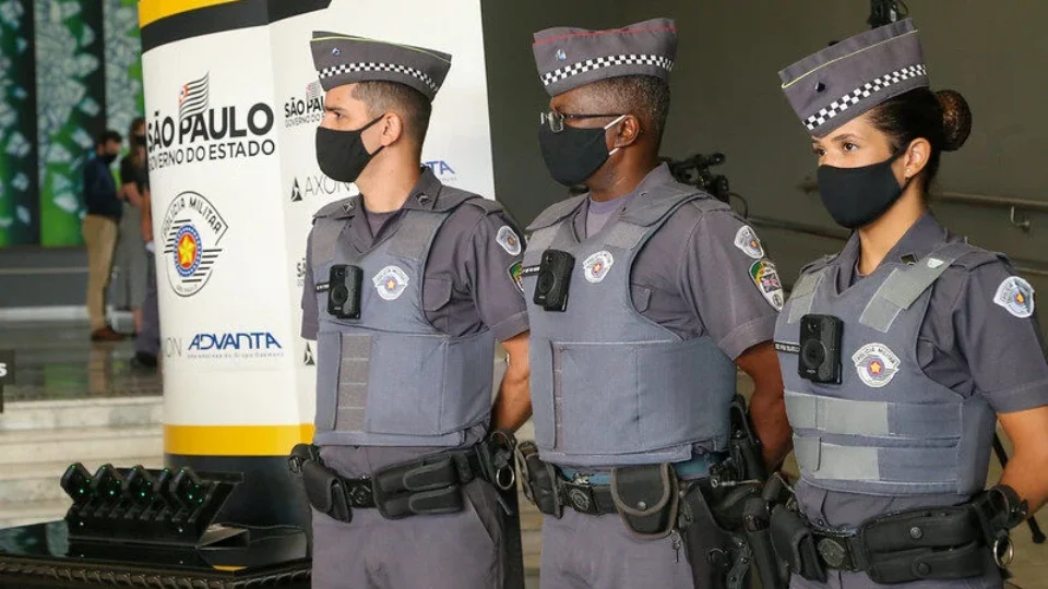 Demora para PM-SP entregar imagens de câmeras corporais causa racha com Polícia Civil