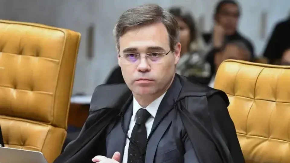 Ministro do STF André Mendonça em sessão oficial no Supremo Tribunal Federal durante julgamento.