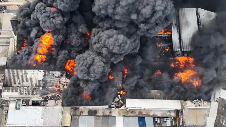 Incêndio em fábrica de óleo no RJ é controlado pelos bombeiros após 28h
