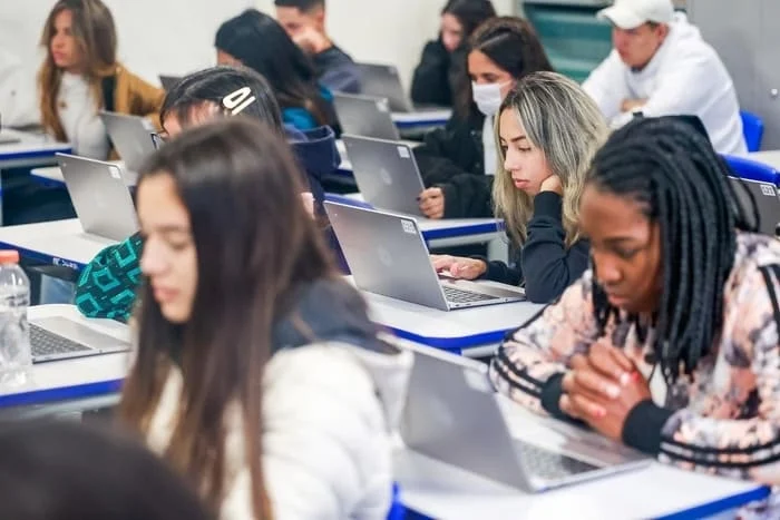 Alunos do Ensino Médio em sala de aula. Imagem: Divulgação/Seduc