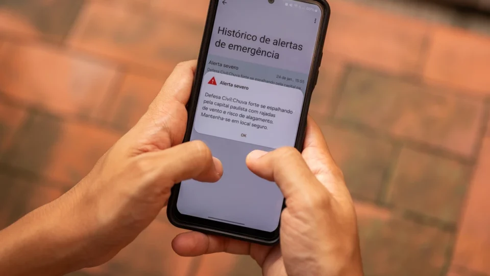 Governo federal não sabe quantos celulares recebem alerta para chuvas extremas