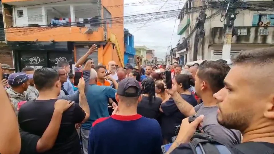 Alvo de protesto em Jardim Pantanal, vice de Nunes se refugia em escola