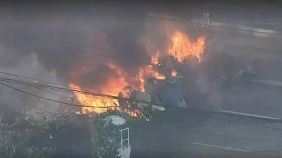 Veja o momento exato da queda do avião na Zona Oeste de SP