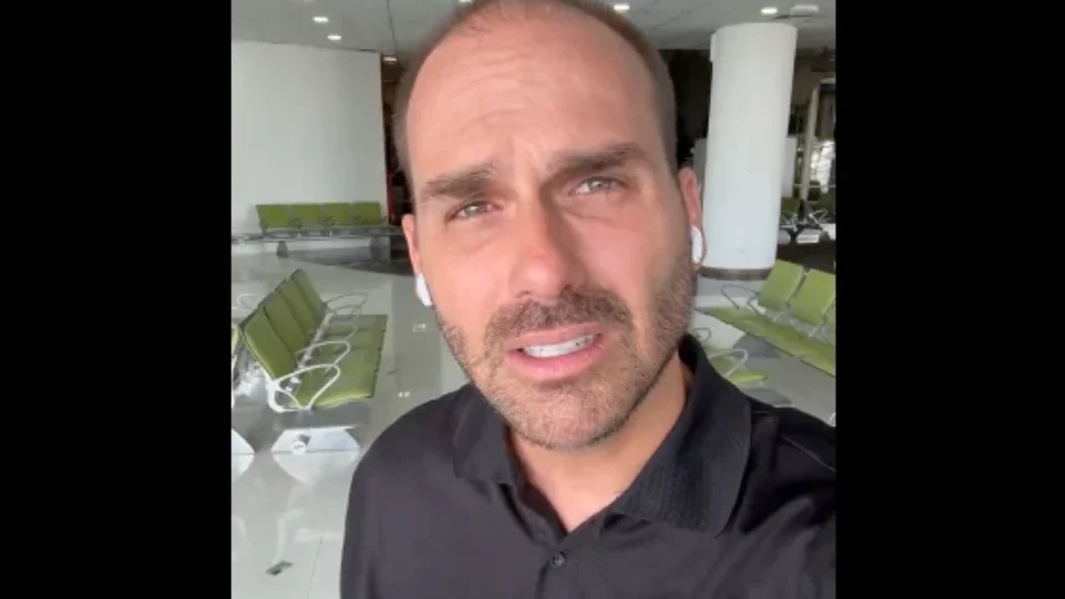 Veja vídeo: Eduardo Bolsonaro reage a intimação da PF e ameaça delegado