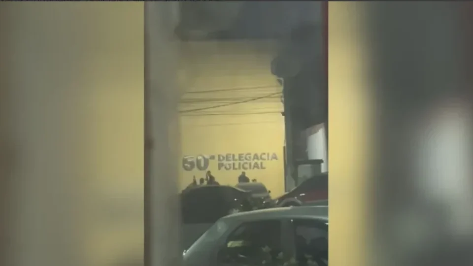 Delegacia em Duque de Caxias (RJ) é atacada a tiros de fuzil após prisão de suspeitos