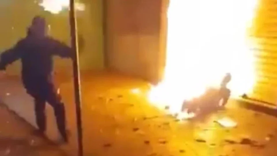 Adolescente é apreendido sob suspeita de incendiar morador de rua no RJ e transmitir ato ao vivo
