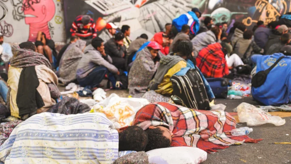 Usuários de drogas resistem na região da Cracolândia e chegam ao bairro vizinho