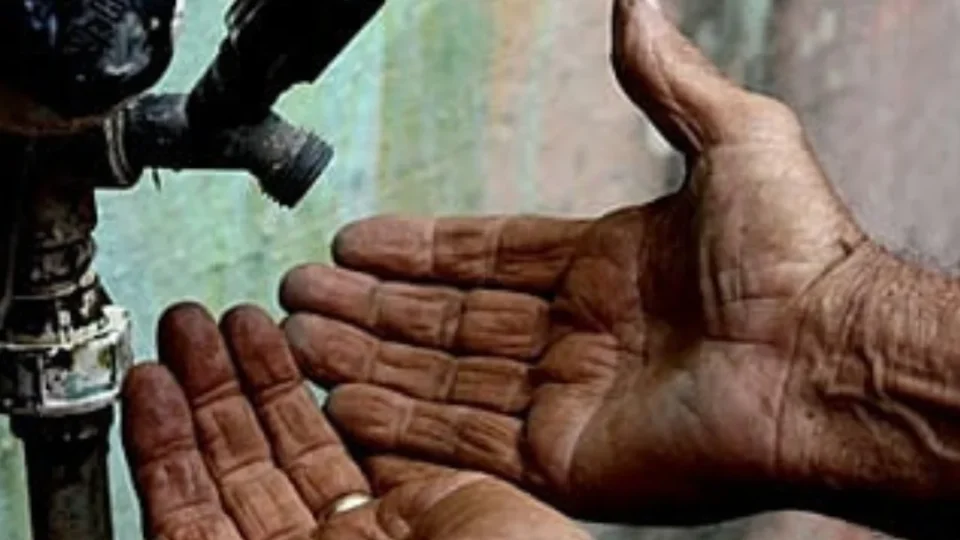 Em meio a calor extremo no RJ, concessionária privatizada corta água de 37 bairros