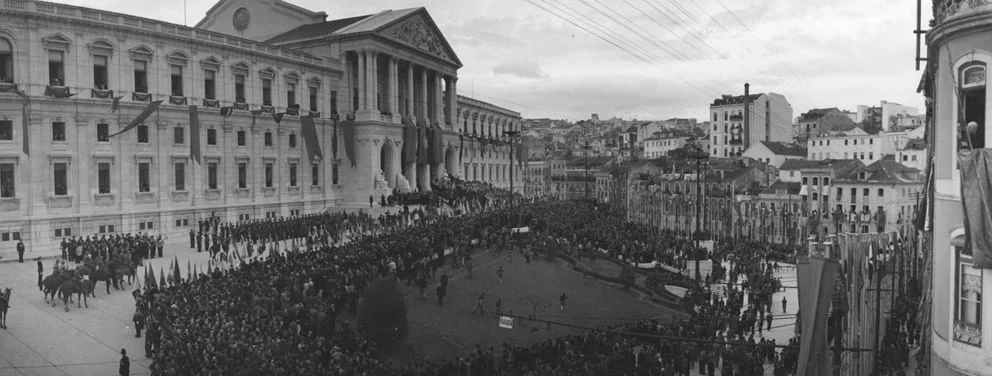Desfile das tropas do General Gomes da Costa em frente ao Palácio de São Bento, em Lisboa, após o golpe de Estado de 28 de Maio de 1926