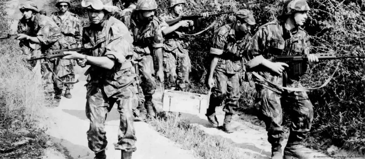 MIlitares portugueses lutando contra a independência das colônias portuguesas na África. 
