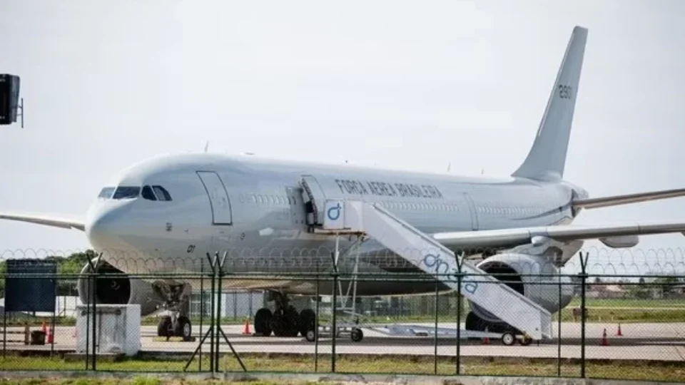 Brasileiros ficam 12 horas sem comer em segundo voo de deportados dos EUA