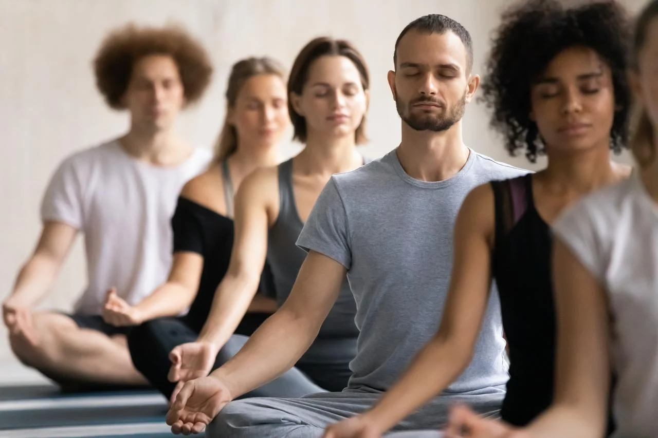 A prática da meditação ajuda a diminuir os níveis de cortisol, o hormônio do estresse, promovendo uma sensação de bem-estar e relaxamento. Imagem: iStock