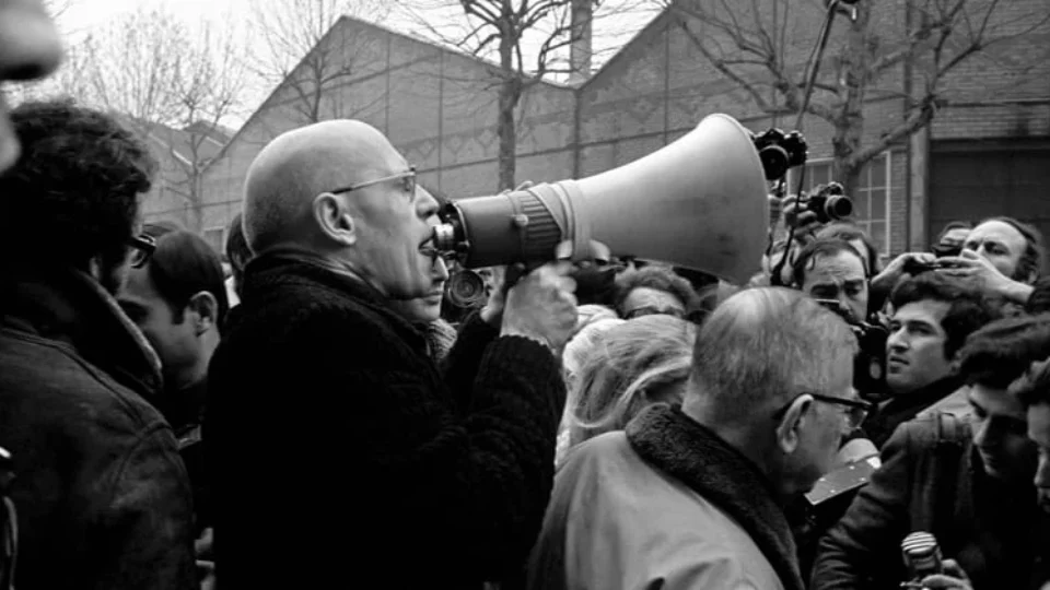 Michel Foucault: poder, vigilância e biopolítica hoje