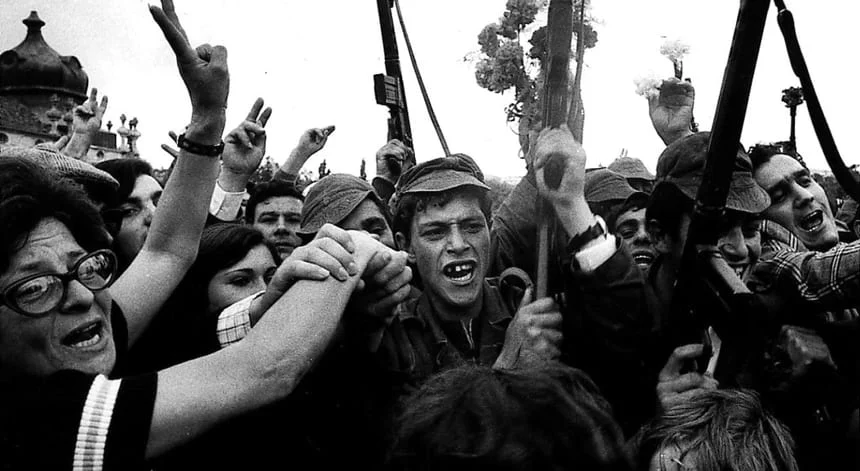Militares foram às ruas no 25 de abril de 1974 para colocar fim ao Estado Novo (1933-1974) e receberam apoio da população civil.