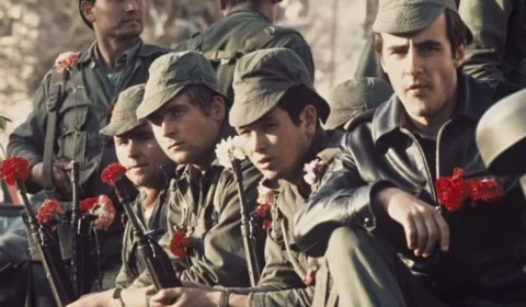 25 de abril: conheça a Revolução dos Cravos, movimento que pôs fim a 48 anos de ditadura em Portugal