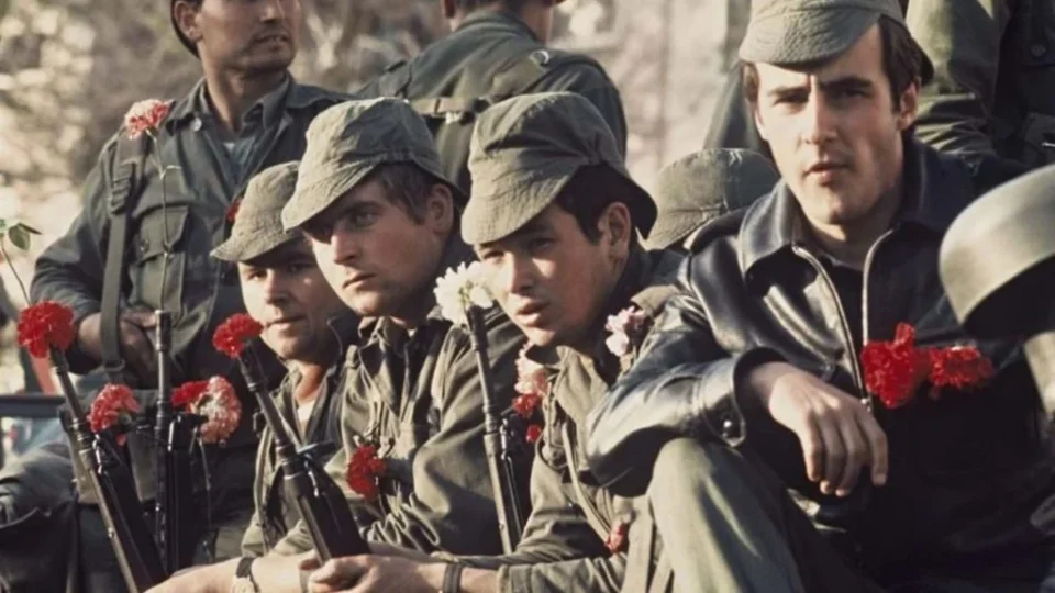 25 de abril: conheça a Revolução dos Cravos, movimento que pôs fim a 48 anos de ditadura em Portugal