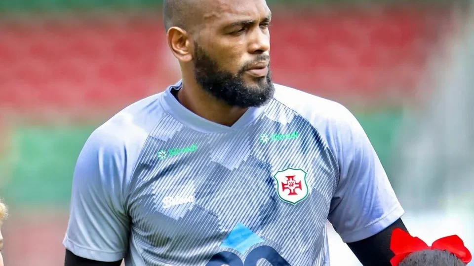 Goleiro da Portuguesa Santista sofre racismo da própria torcida e time abandona o campo