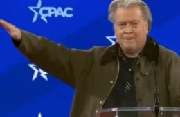 Aliado de Trump, Bannon faz saudação nazista no evento em que defendeu Bolsonaro