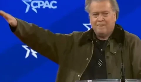 Aliado de Trump, Bannon faz saudação nazista no evento em que defendeu Bolsonaro