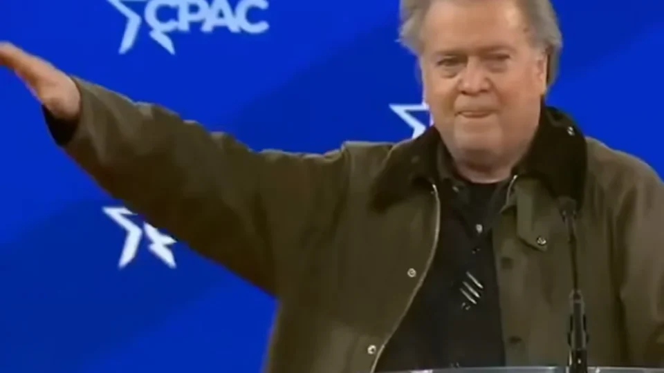 Aliado de Trump, Bannon faz saudação nazista no evento em que defendeu Bolsonaro