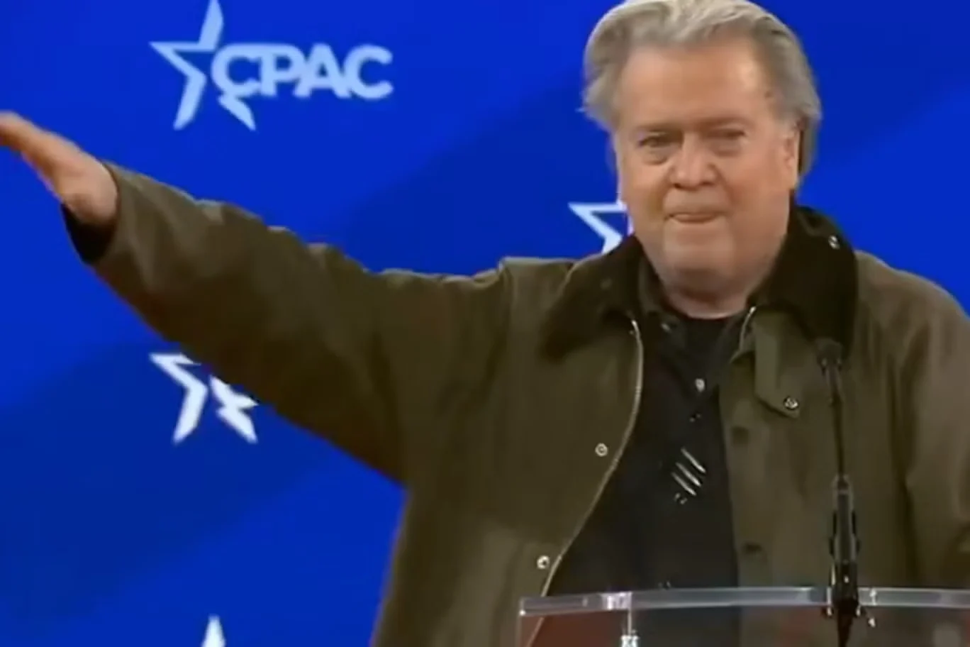 Aliado de Trump, Bannon faz saudação nazista no evento em que defendeu Bolsonaro