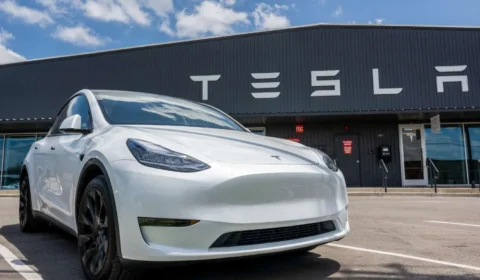 Ações da Tesla seguem caindo após tensão elevada entre Trump e Musk