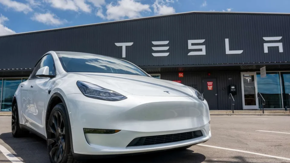 Ações da Tesla seguem caindo após tensão elevada entre Trump e Musk