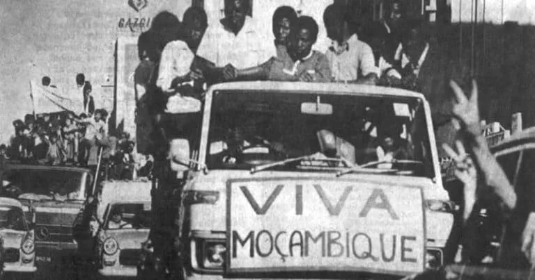 Desfile de comemoração da vitória da FRELIMO na guerra de independência. 