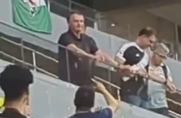 Jair Bolsonaro e filho Flávio são hostilizados pela torcida do Vasco: ‘Uh, vai ser preso!’