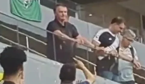 Jair Bolsonaro e filho Flávio são hostilizados pela torcida do Vasco: ‘Uh, vai ser preso!’