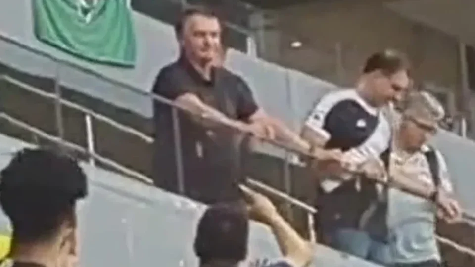 Jair Bolsonaro e filho Flávio são hostilizados pela torcida do Vasco: ‘Uh, vai ser preso!’